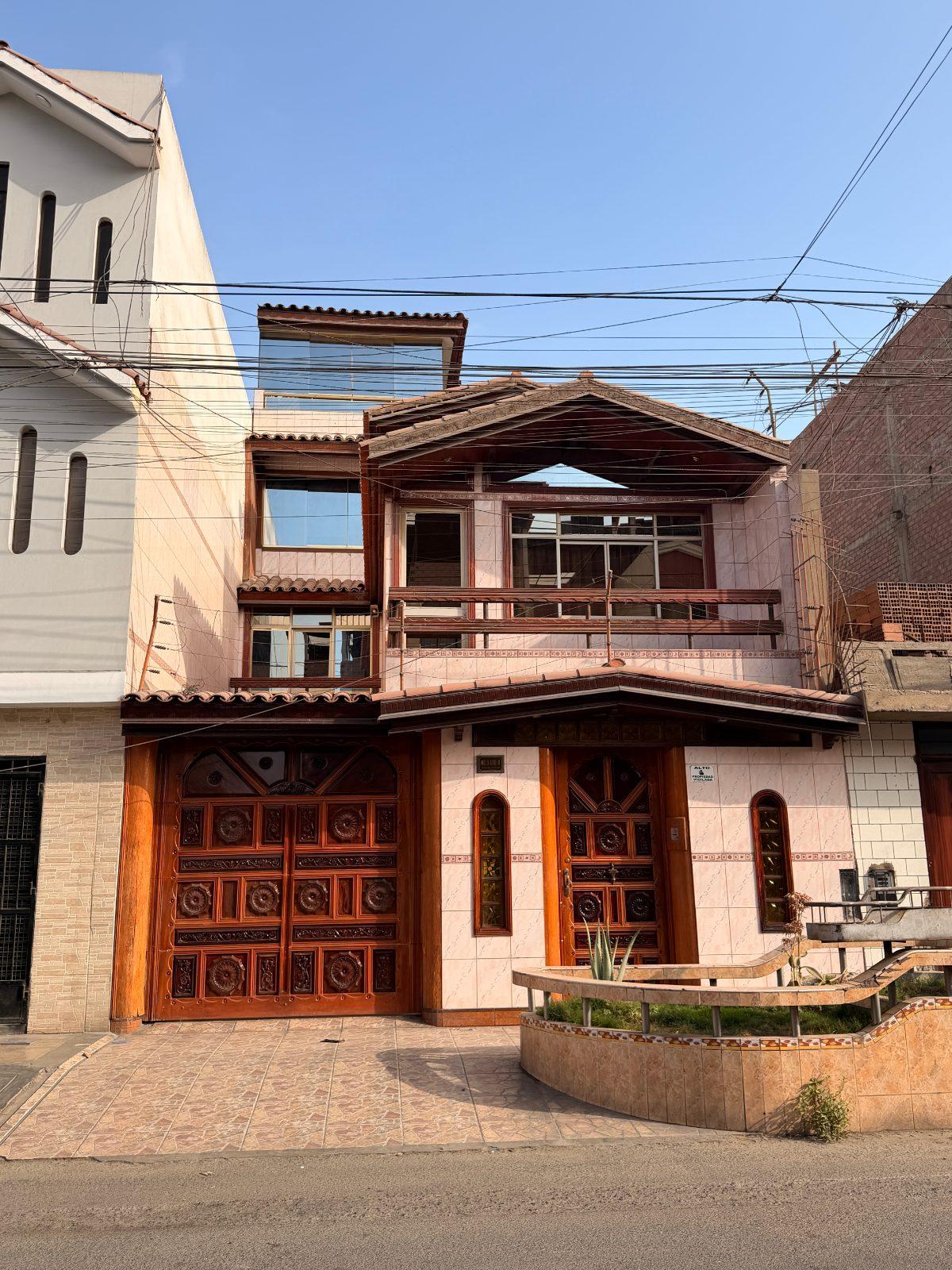 Casa de 4 pisos con amplios espacios en Covida